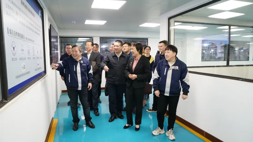 省機(jī)械工業(yè)聯(lián)合會(huì)會(huì)長(zhǎng)、省機(jī)電集團(tuán)黨委書記、董事長(zhǎng)謝平來(lái)訪瑞立